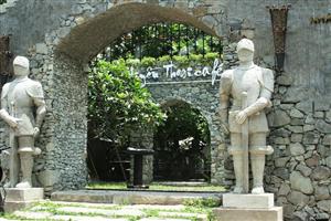 Huyền Thoại Cafe, Quán cà phê trong lâu đài cổ