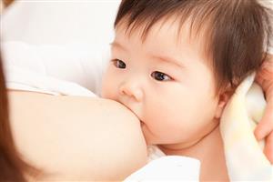 Mẹ đang cho con bú có được uống cà phê không?