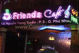 Friends Cafe, nổi bật với phong cách doanh nhân nhưng vô cùngtrẻ trung, ấn tượng.