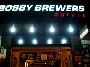 Bobby Brewers Coffee, Mang cả một rạp chiếu phim mini vào quán cà phê